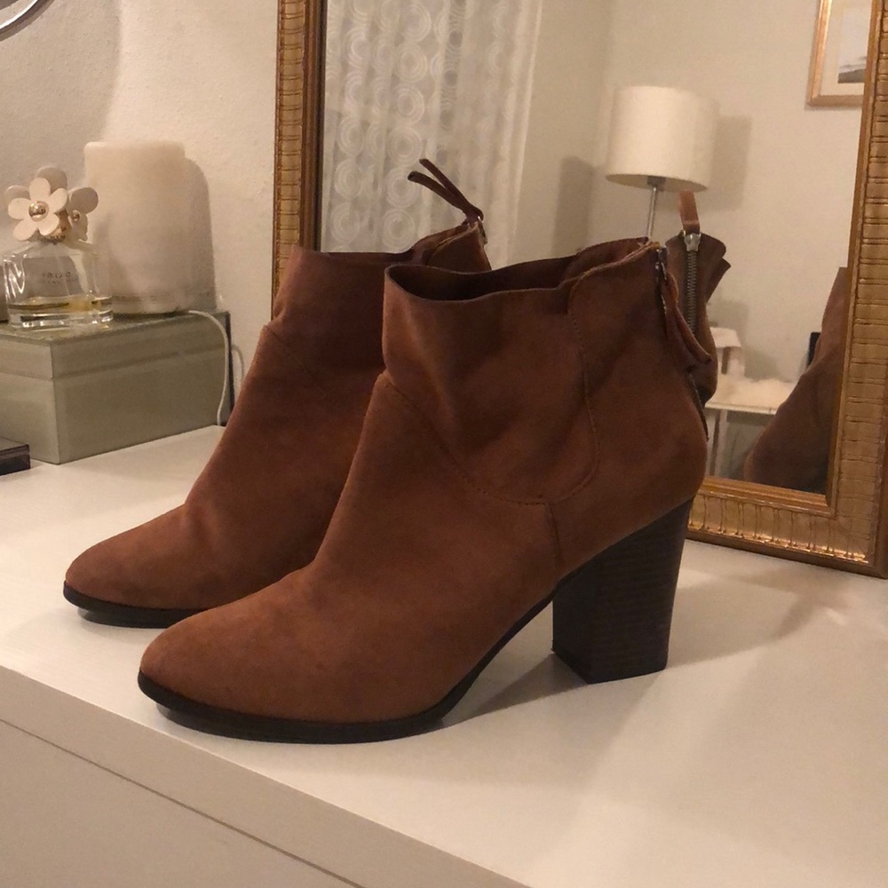 TAN HEELED BOOTIES